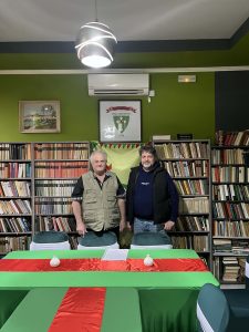 A stockholmi Magyar Ház munkatársa Kádár Zoltán (jobb), aki leszállította a könyvadományt Stockholmból a Felvidáki Illésházára. Mellette Lovag Czére János (bal)